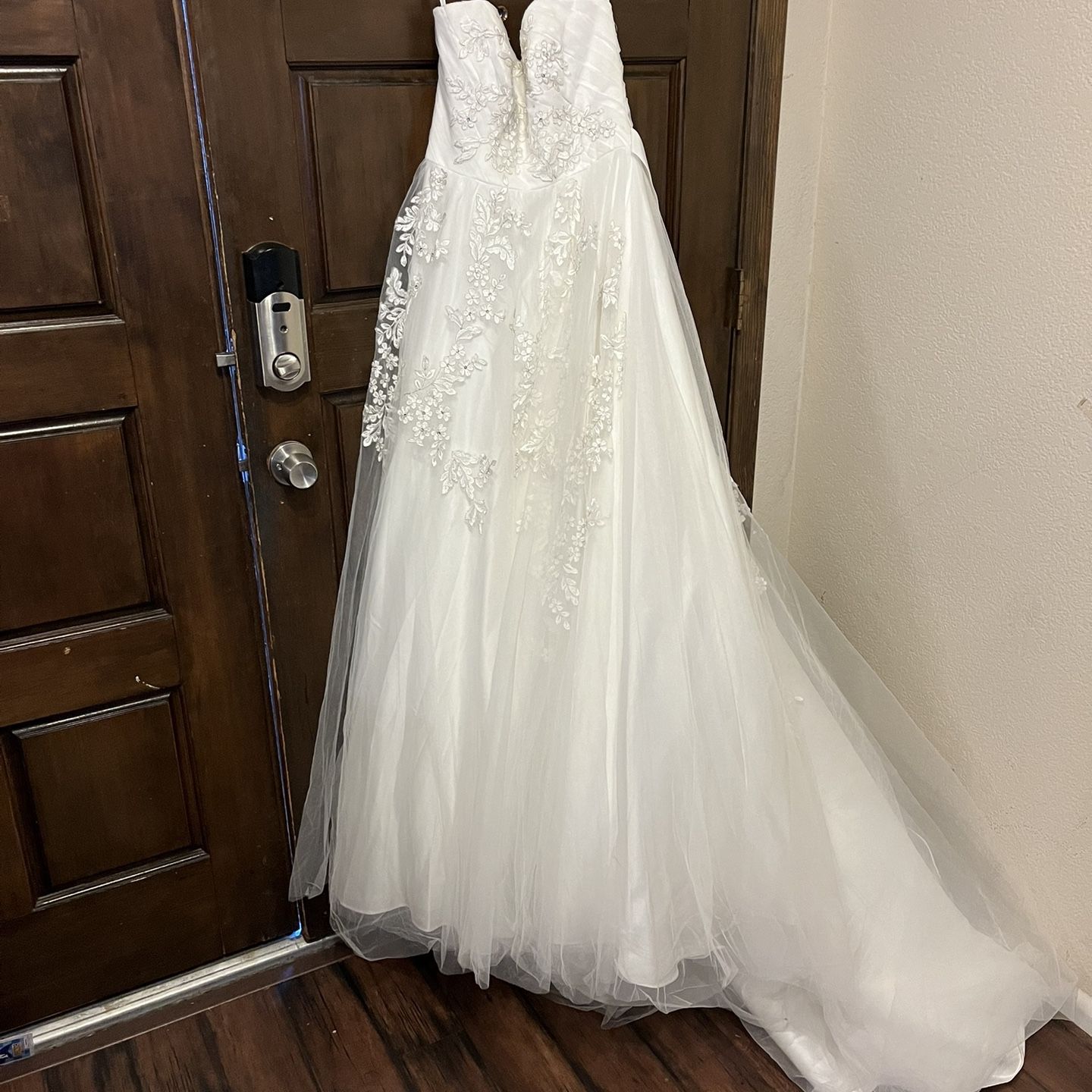 Strapless Tulle Size 6 Soft White Wedding Gown