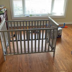Crib- Delta Children (Convertable) 