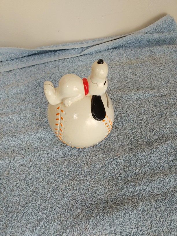 Vintage 1968 Snoopy Baseball Bank