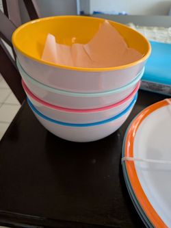 Colorful Plastic Bowls Set