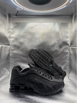 Nike shox r4 triple black 2018