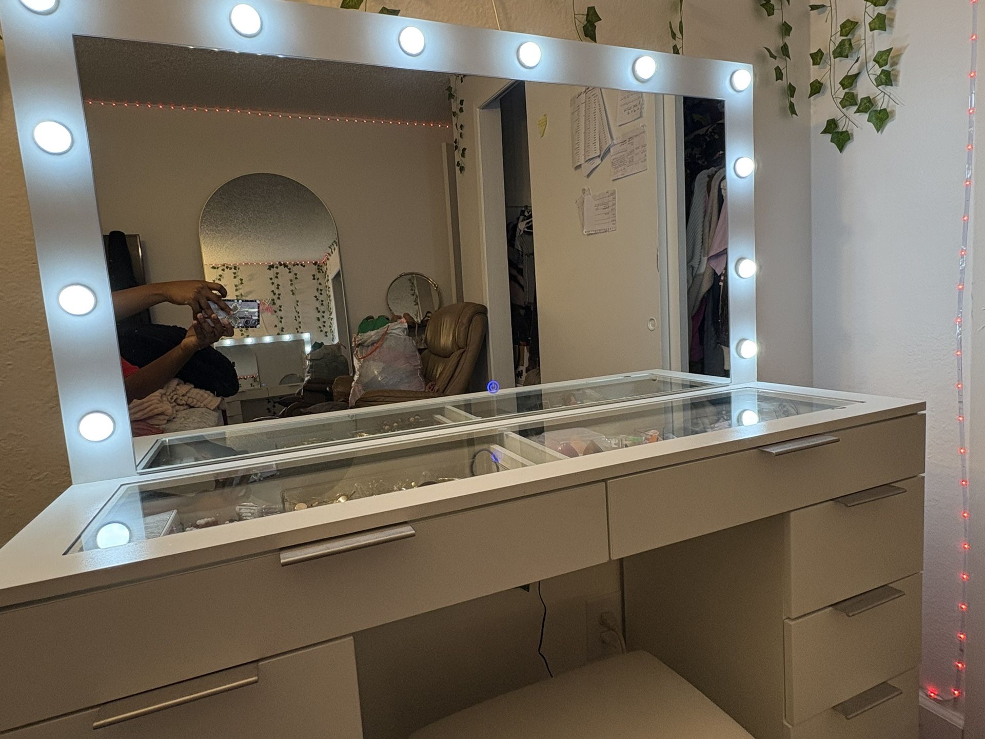 Vanity Makeup Desk with Lighted Mirror – Like New