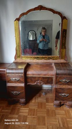Beautiful Antique  Dresser/vanity 
