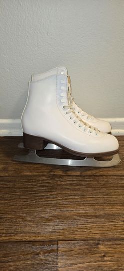 Glacier by Jackson 120 ice skates
women's size 7.
EXCELLENT CONDITION