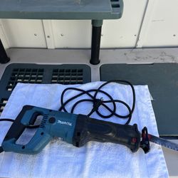 Makita JR3050T reciprocating saw