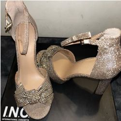  Women’s Naadira Bow Platform Sandal Shoe in Gold Glitter in a size 6.5 M 7 
