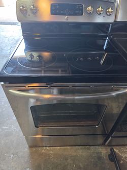 GE Electric Flat-top Range With 5 Burners