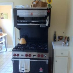 Vintage 6 Burner Wolf range w/Broiler