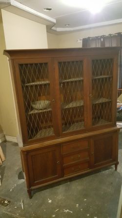 Breakfront cabinet