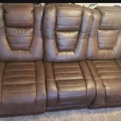 ASHLEYS OWNERS BOX III PWR RECLINER/SOFA HEAD REST (EXCELLENT COND) 
