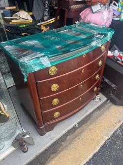 Statton Americana original 5 drawer dresser- solid mahogany. With glass top