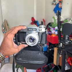 Vintage Zeiss Ikon Contaflex 35mm Film Camera – Carl Zeiss Tessar 50mm f/2.8 Lens And Carring Case 