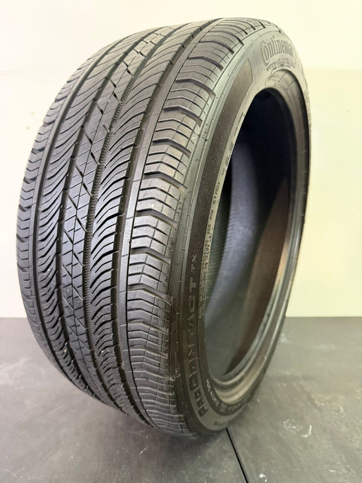 V550 245 40 19 94W Continental ProContact TX One used tire 80% life