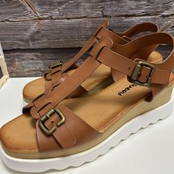 Dirty Laundry Ballroom Womens White Casual Sandals burnished tan Sz 9.5