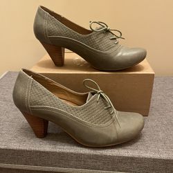 Very pretty bakers shoes for women. Gray color. Small comfortable heel. With shoe lace in the front. In great condition. Size 8