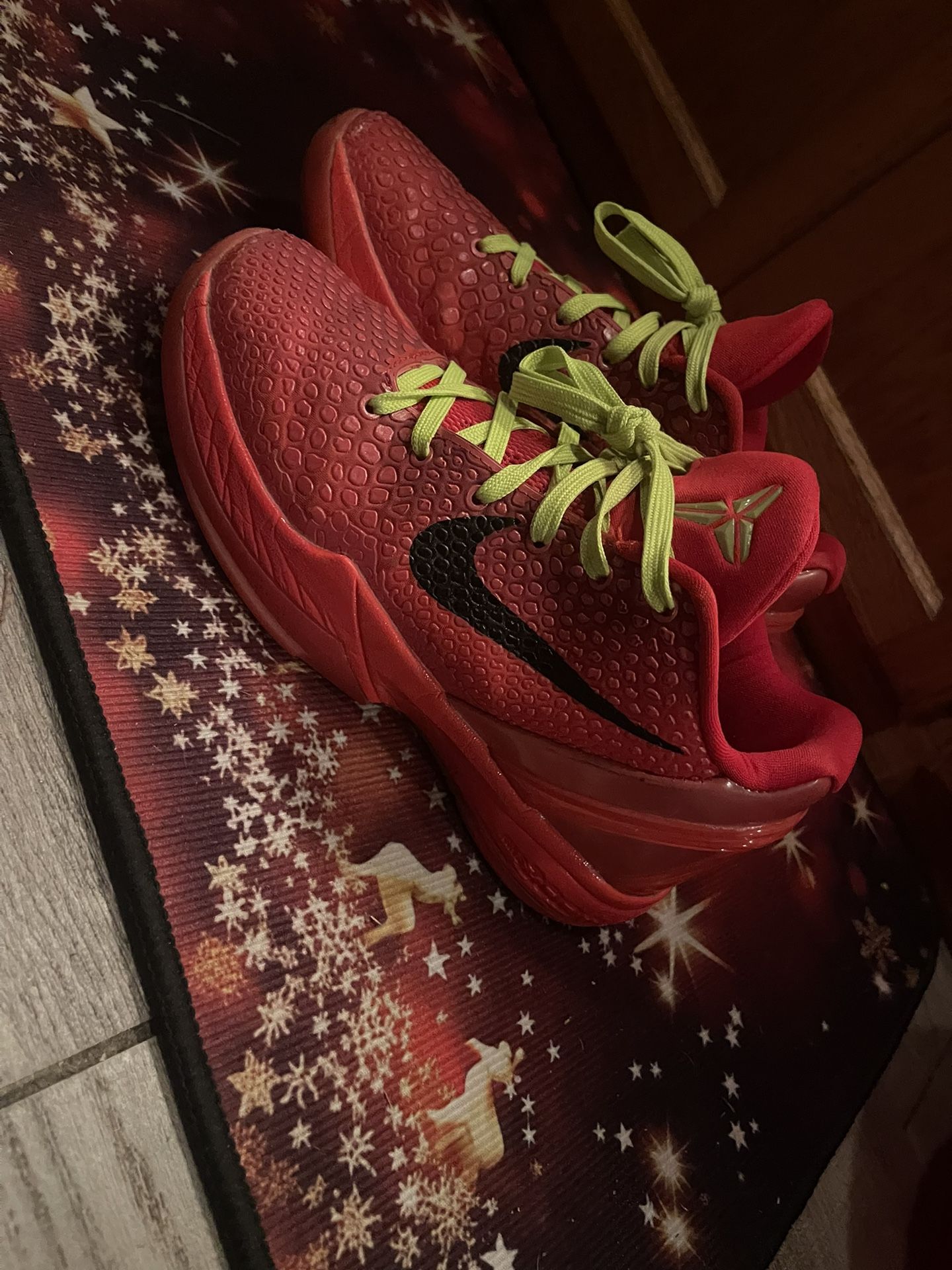 KOBE 6 REVERSE GRINCH SIZE 5.5Y