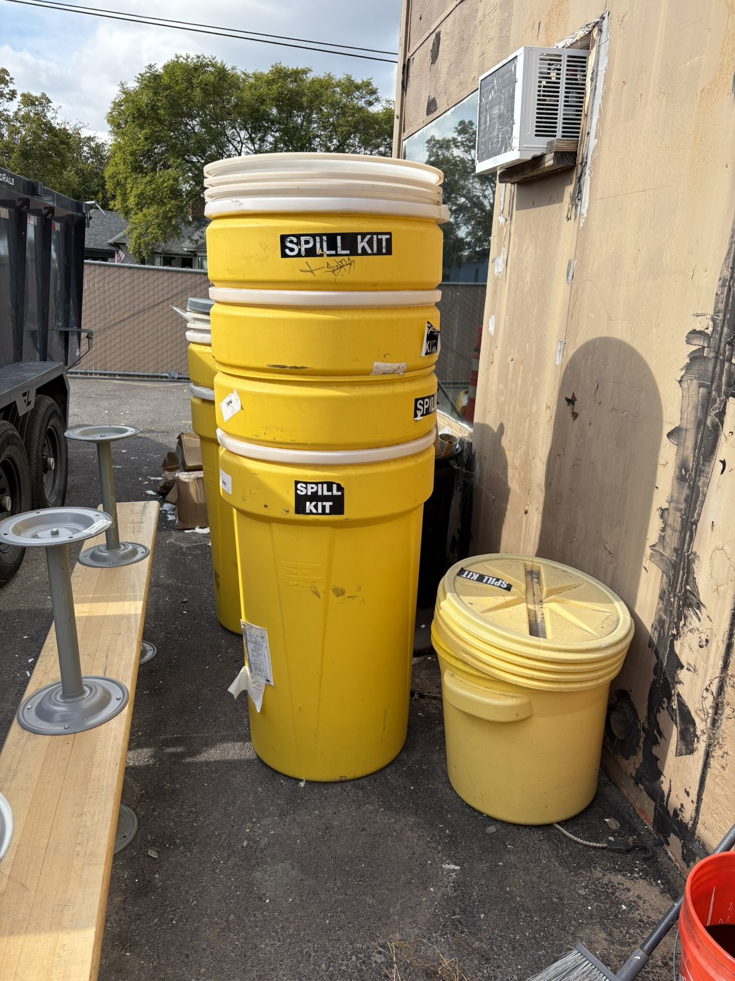 Large buckets with lids