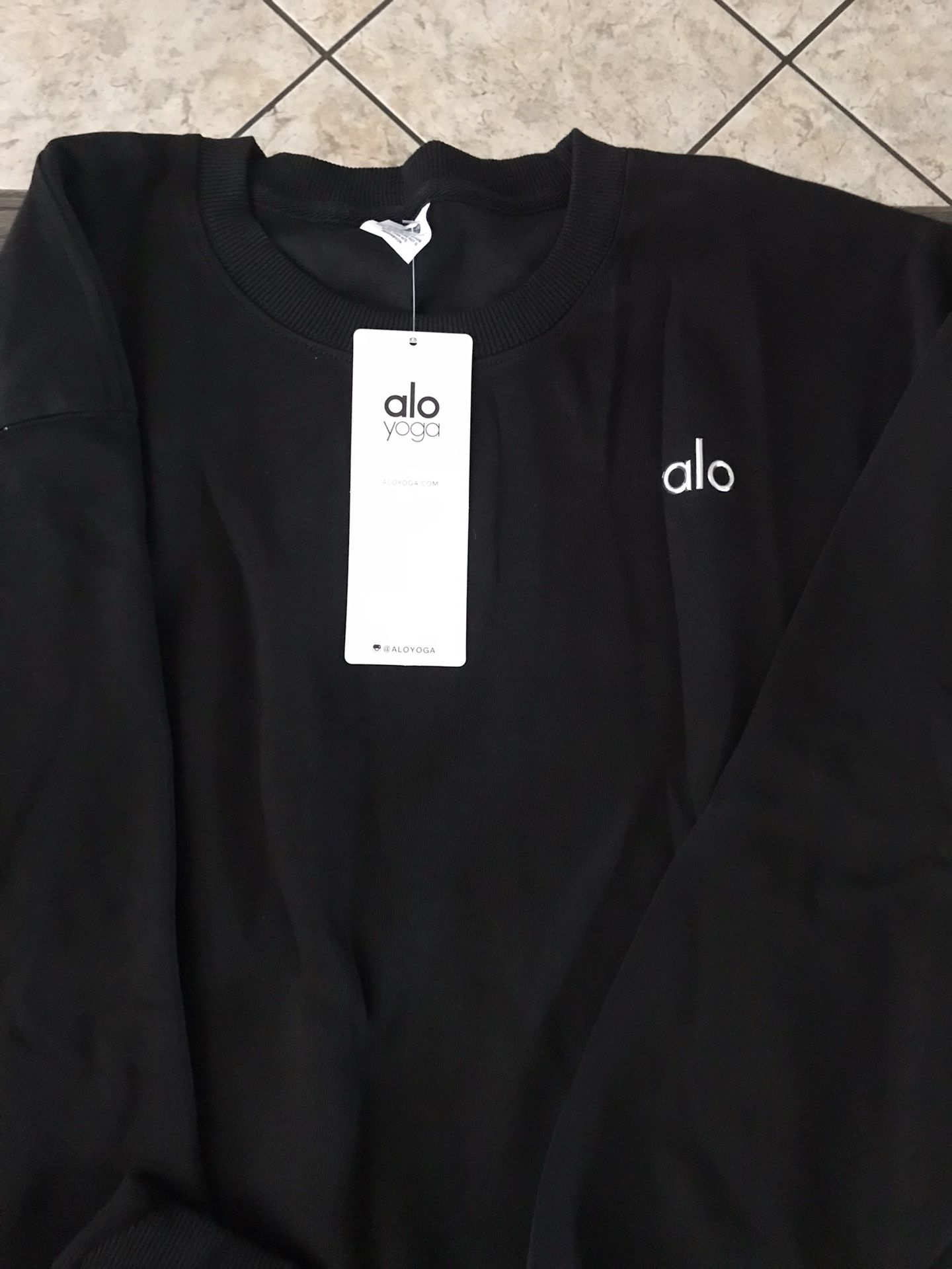 ALO Woman’s Crew Neck Size S,M,L