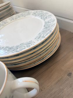 Porcelain Dinner Plates with Gold Trim Set