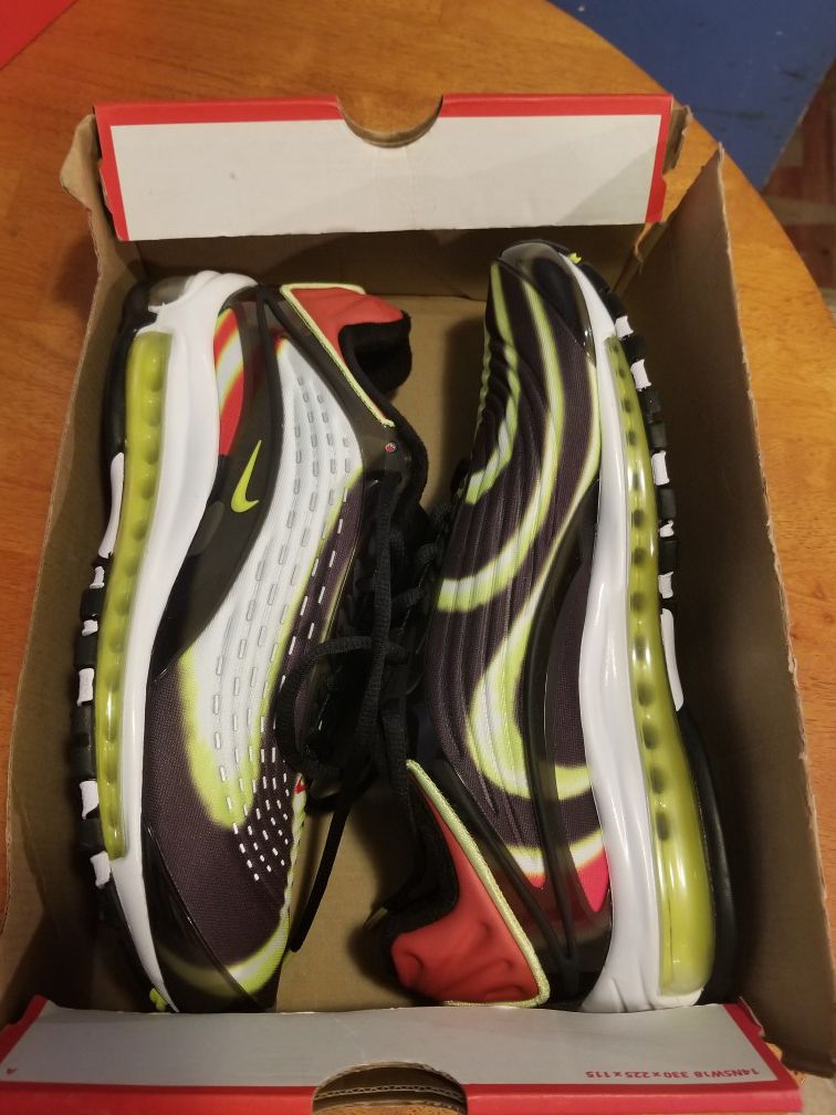 Brand new Size 9.5 nike airmax deluxe