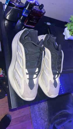Yeezy 700s azale