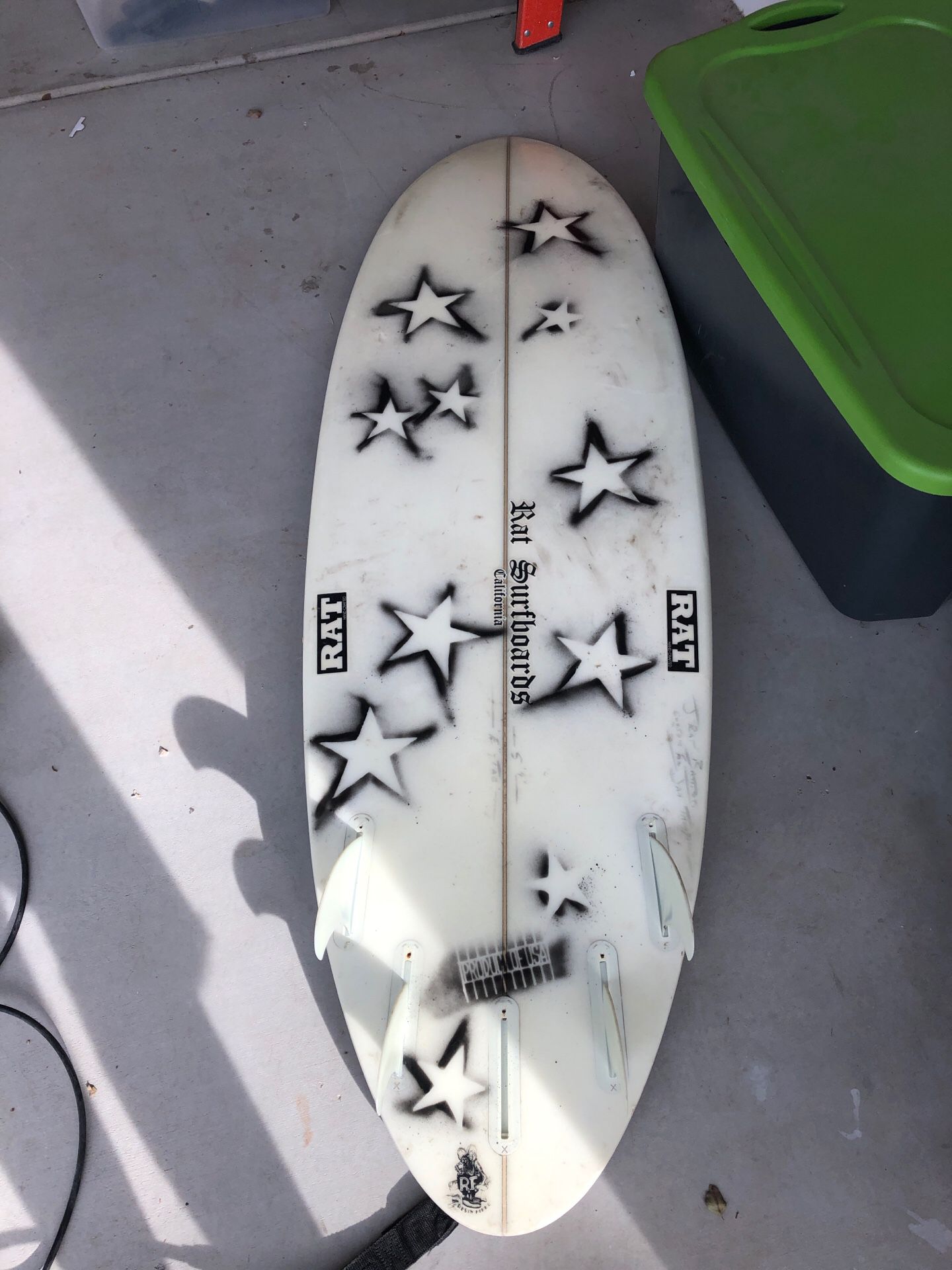 Surfboard w/ leash and wax extra fins