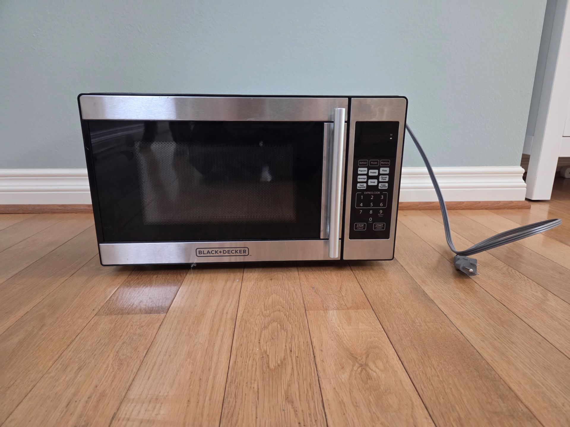 BLACK+DECKER 0.7 cu. ft. Countertop Microwave Oven (Model EM720CPN-PMB).