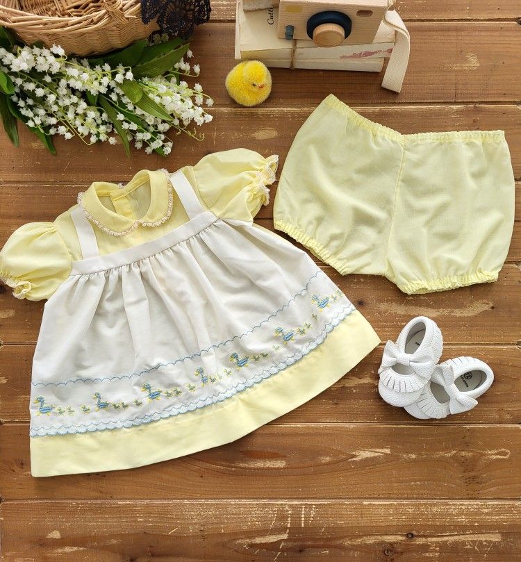 6-12MOS 2-PIECE SET VINTAGE BABY YELLOW & WHITE APRON EMBROIDERED DUCKS BABYDOLL TOP W/MATCHING BLOOMER