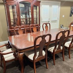 Stuning Dining Set For Sale 