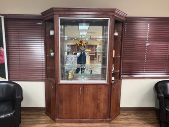 Display cabinet with locking glass