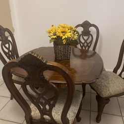 Free Dining Table / With 4 Chairs