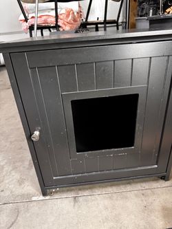 Cat litter box enclosure