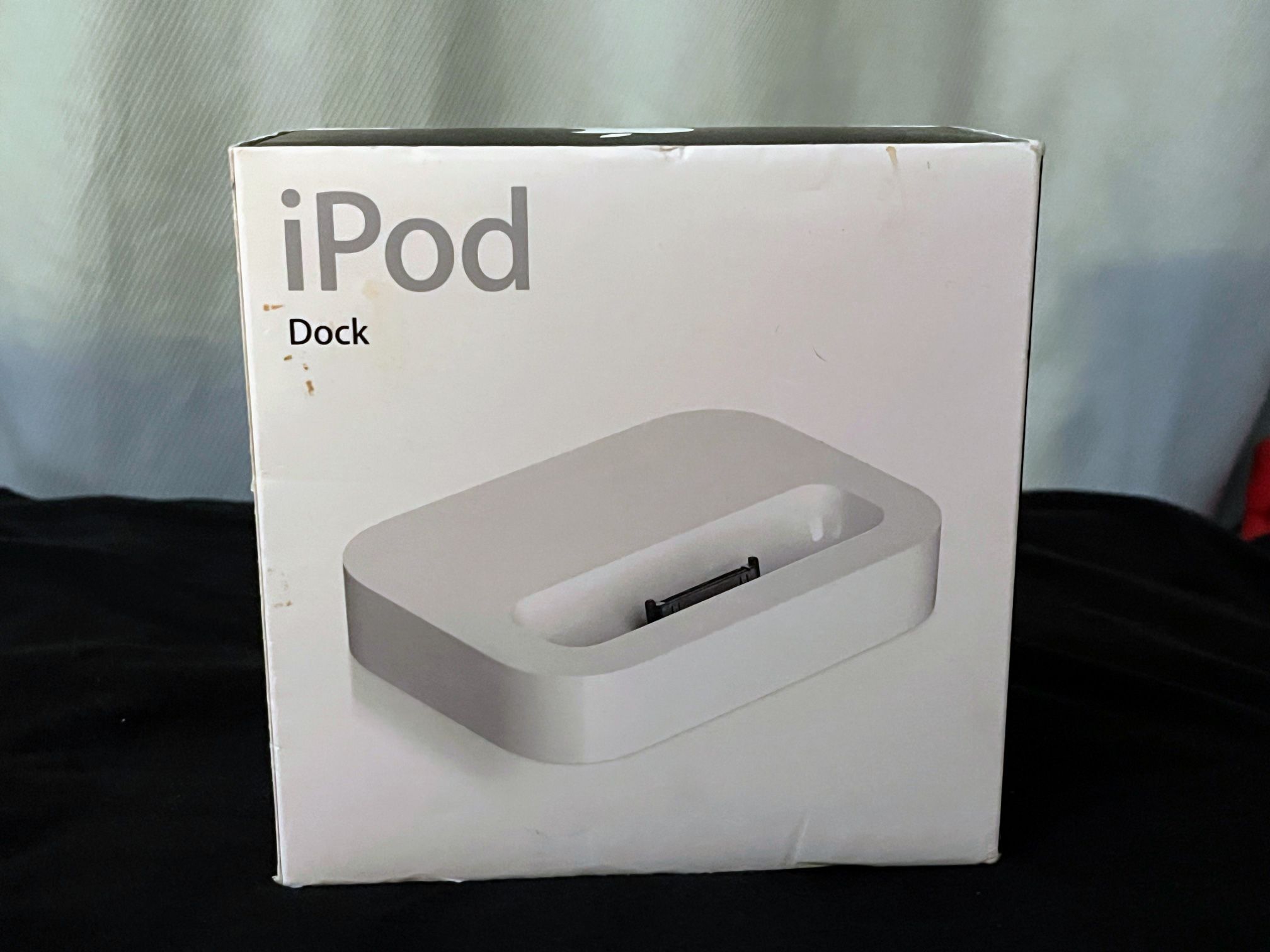 Apple iPod Dock (2003) – Model M9130G/A. works w/ iPod 3rd /4th Gen