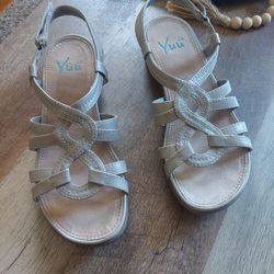 Yuu Sandals Beige size 8M