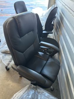 Black office chair good condition ergonomic with pullout footrest