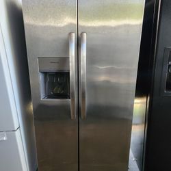 Frigidaire Side-By-Side Fridge 33"W 