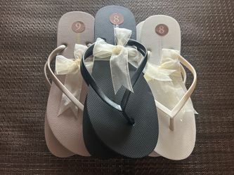 17 Pairs of Women’s Flip Flops