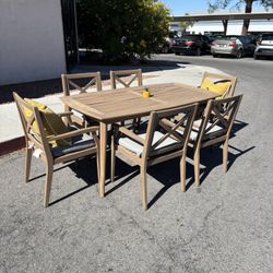7 Piece Outdoor Patio Set ( Can Deliver For $10 )