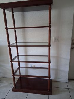 Repisas de madera y cristal