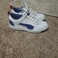 Boys PUMAS  Size  5.5