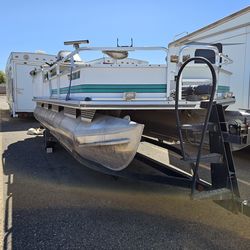 Tracker Pontoon/Trailer & Motor