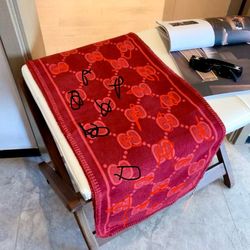 ✨ Cashmere Scarf ✨ Soft, warm, and elegant High-quality cashmere fabric Perfect for everyday wear or special occasions