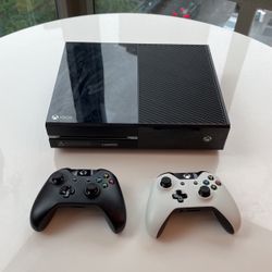 Xbox One With 2 Controllers 