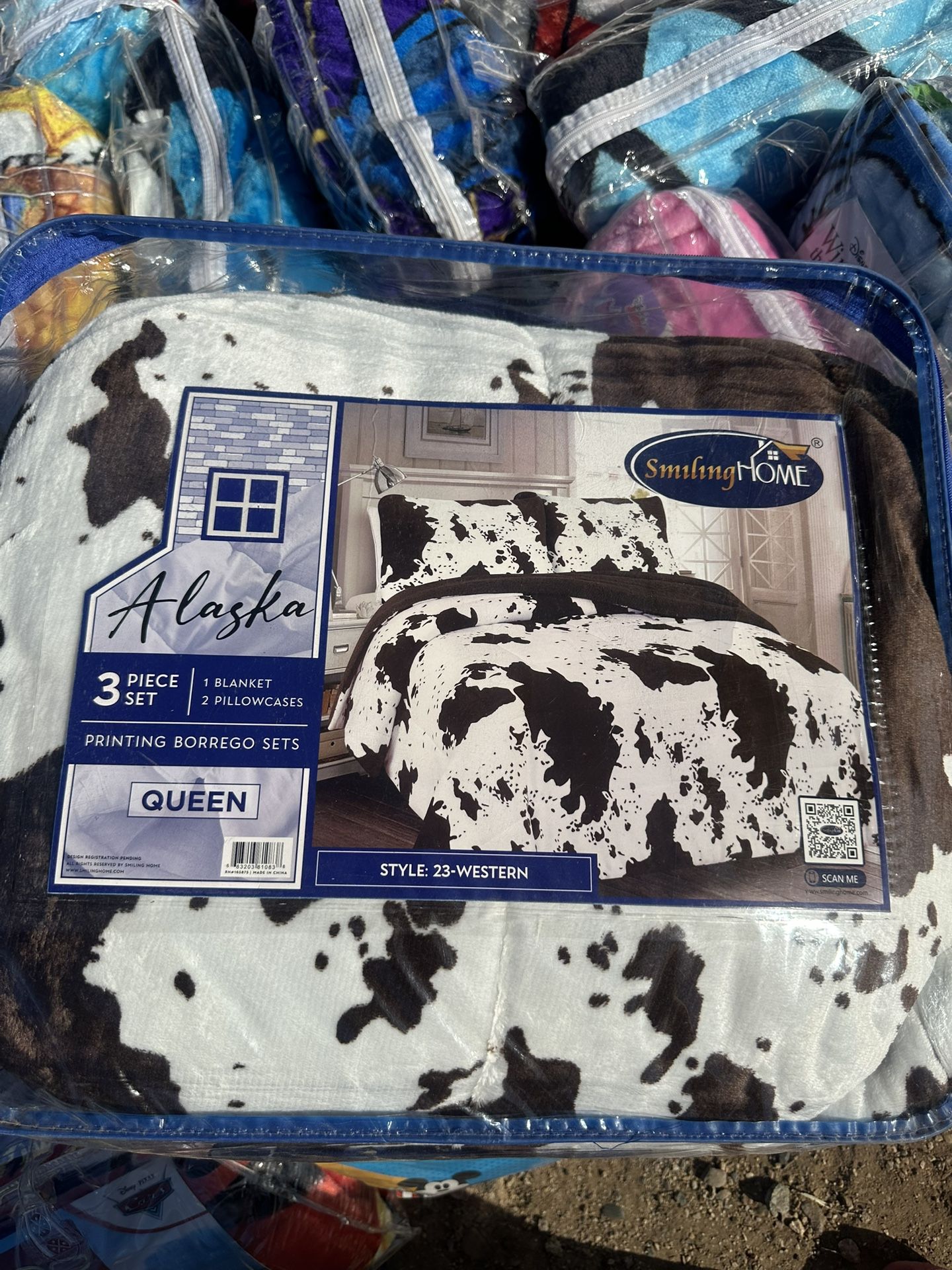 Queen Borrego 3 Pieces Blankets. $30