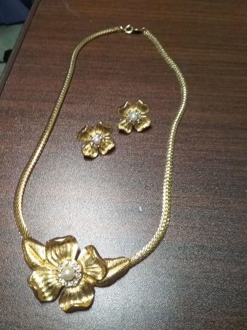 Vintage Trifari Gold Tone Chain Dogwood Flower Pearl Crystal Necklace and Earrings NWT Retro 