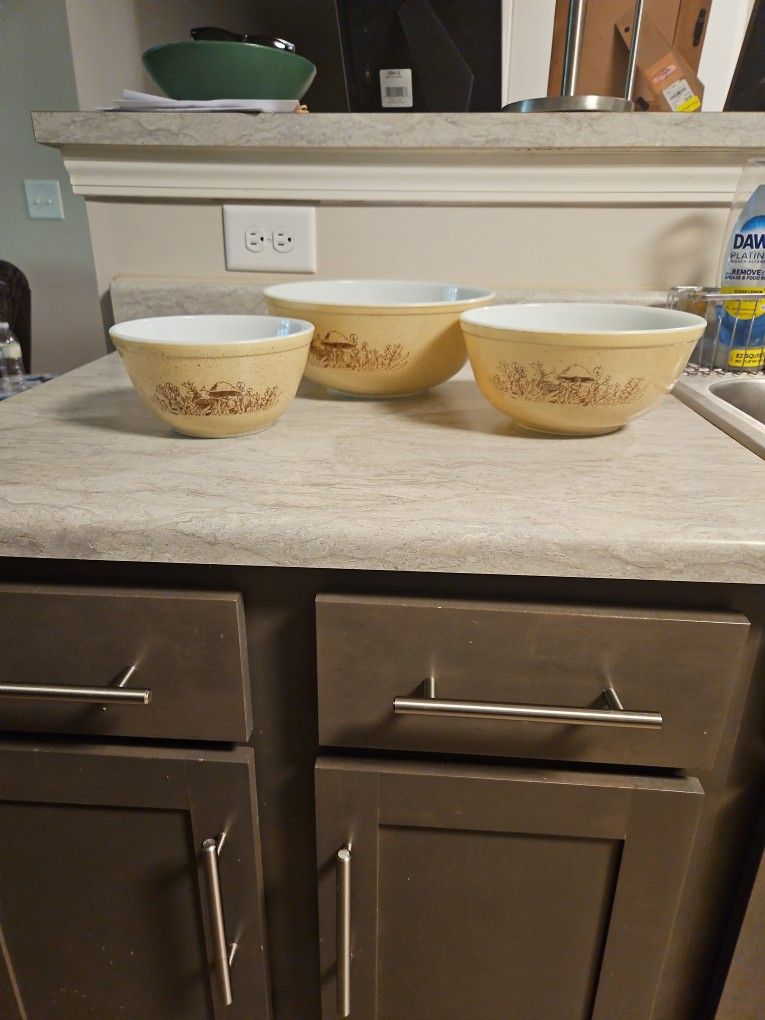 Vintage Pyrex 3pc nesting bowls