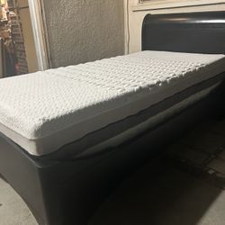 CAMA TWIN SZ DE MADERA NEGRA CON BOX Y COLCHÓN MEMORY FOAM 14” DE GRUESO DOBLE VISTA USADA BUENA CONDICIÓN 