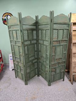 Green Partition Screen