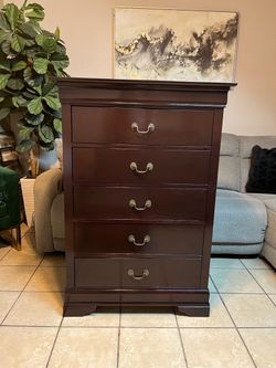 Dresser, solid wood, NOTHING wrong