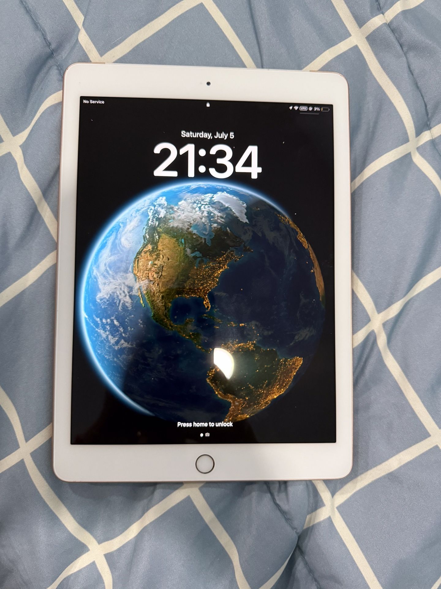 iPad (6th Generation) - 32 GB - Wi-Fi - Bundle (Keyboard, Case, Charger)